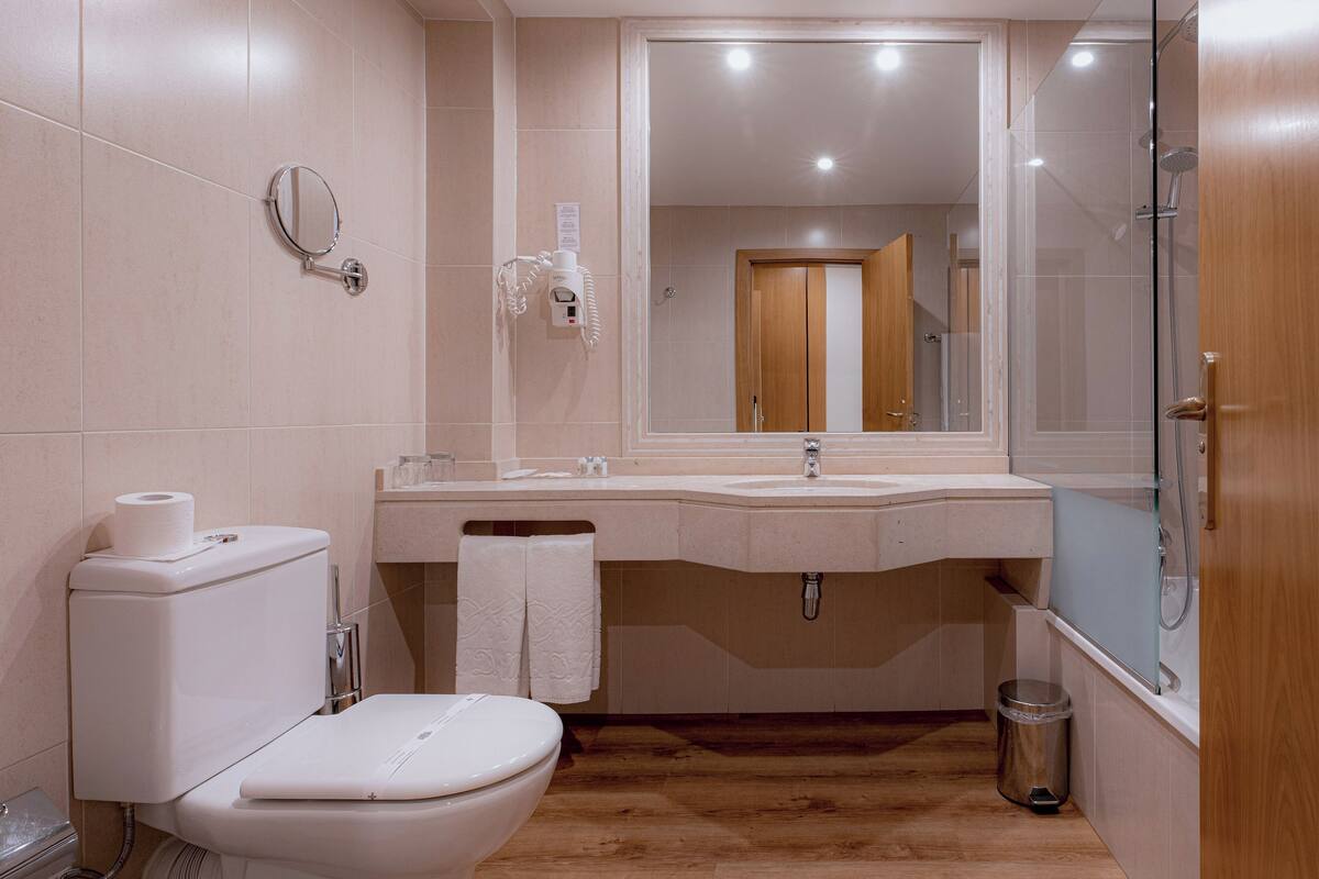 standard room, 1 double bed | bathroom | deep-soaking bathtub, rainfall showerhead, free toiletries, hair dryer