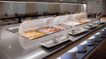 Una barra de buffet con diversos alimentos y utensilios.