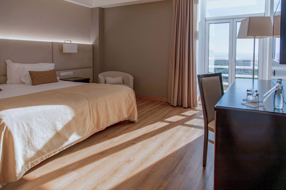 standard room, 1 double bed | 1 bedroom, premium bedding, minibar, in-room safe