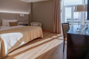 Habitación estándar, 1 cama doble | Ropa de cama de alta calidad, minibar, caja fuerte y escritorio
