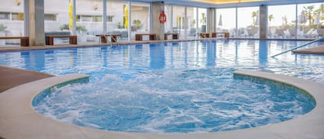 Piscina interna, funciona das 9h às 21h, espreguiçadeiras