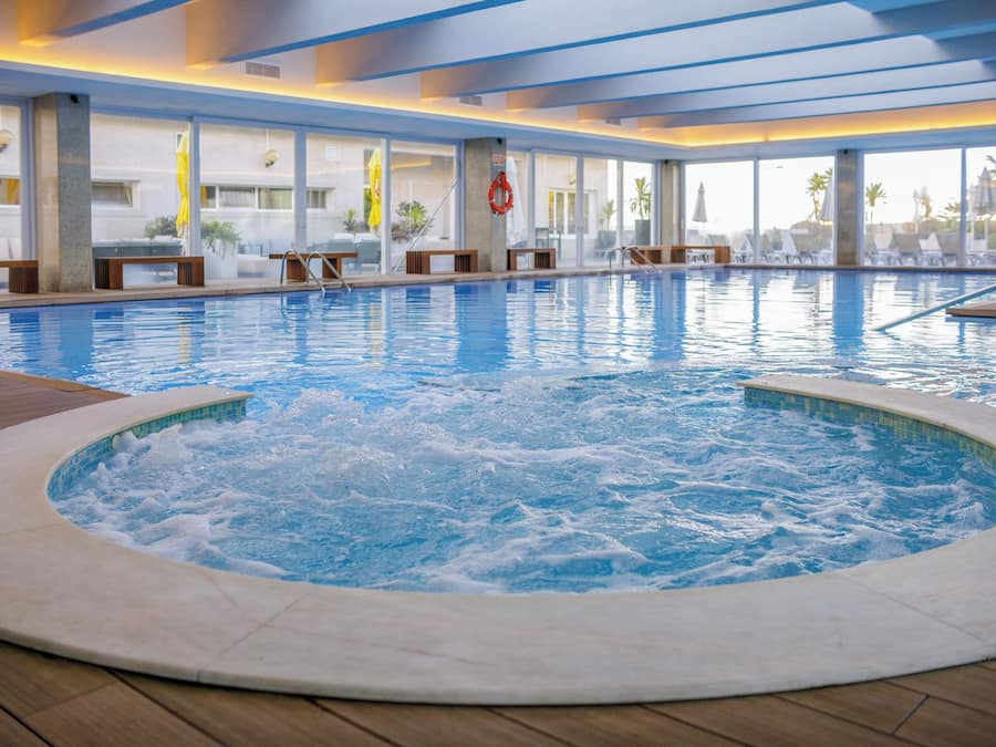 Piscine couverte, accès possible de 09 h 00 à 21 h 00, chaises longues