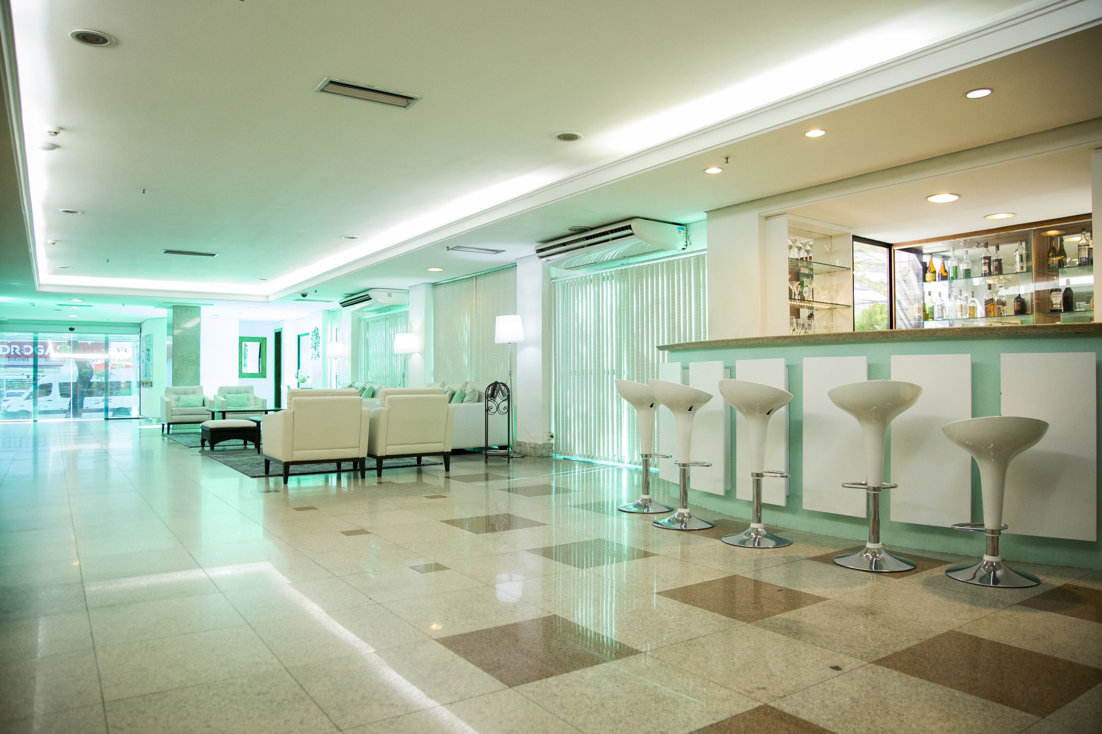 serves breakfast, lunch and dinner