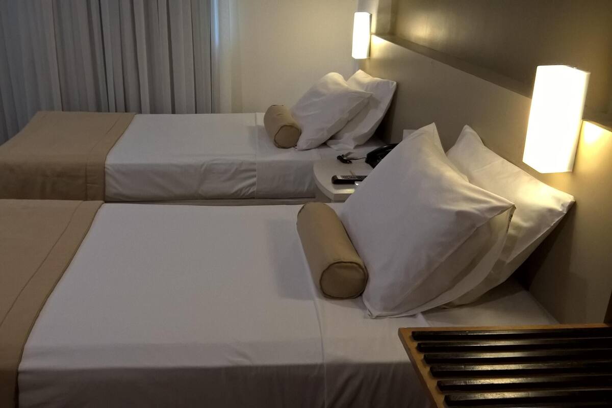 Minibar, safe på rommet, skrivebord og blendingsgardiner