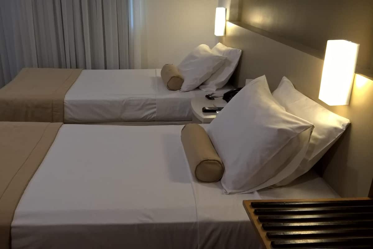 Minibar, värdeförvaringsskåp på rummet och skrivbord
