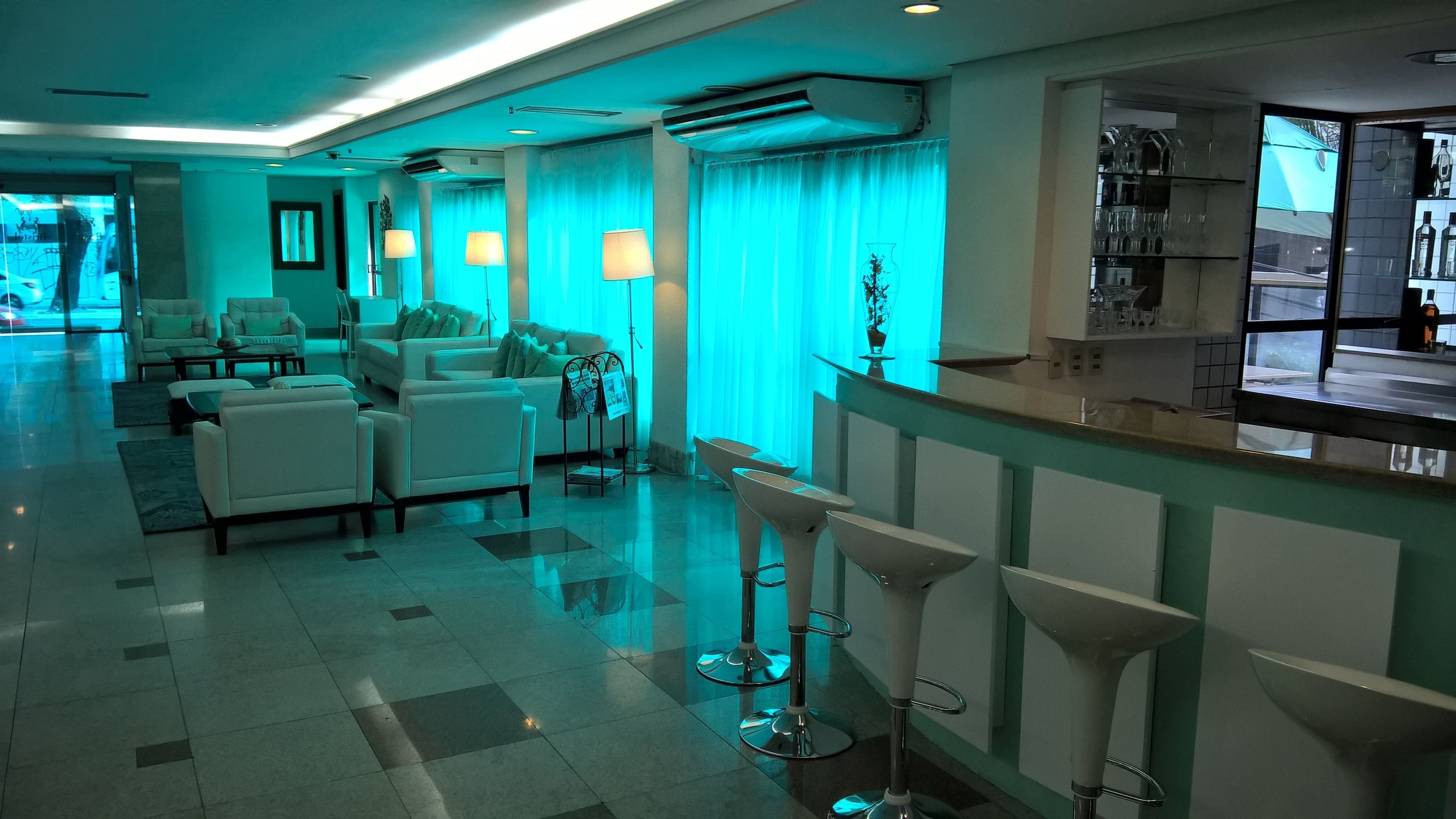 serves breakfast, lunch and dinner