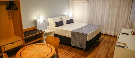 Kamar Double Premium | Minibar, brankas, meja kerja, dan tirai kedap cahaya