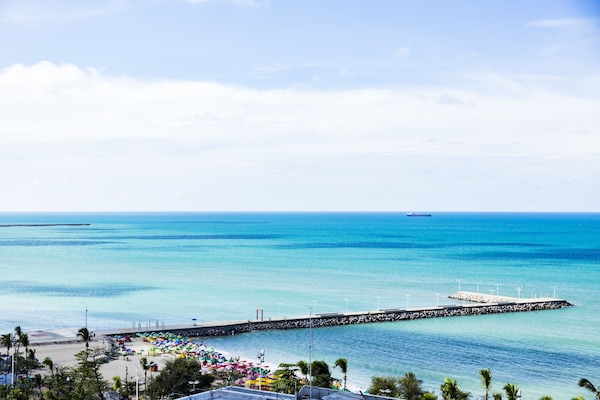 Minibar, caja de seguridad en la habitación y escritorio