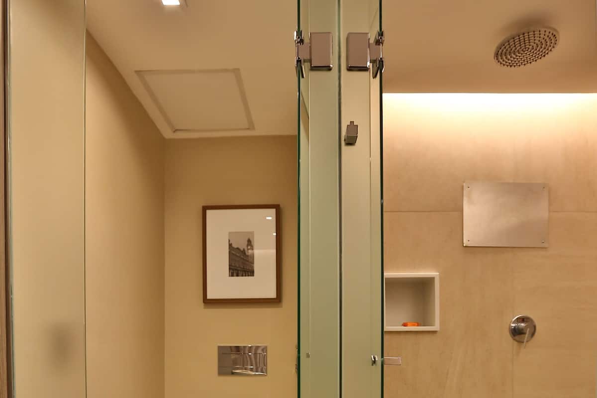 Quarto Superior Double | Badkamer | Een douche, gratis toiletartikelen, een haardroger, handdoeken