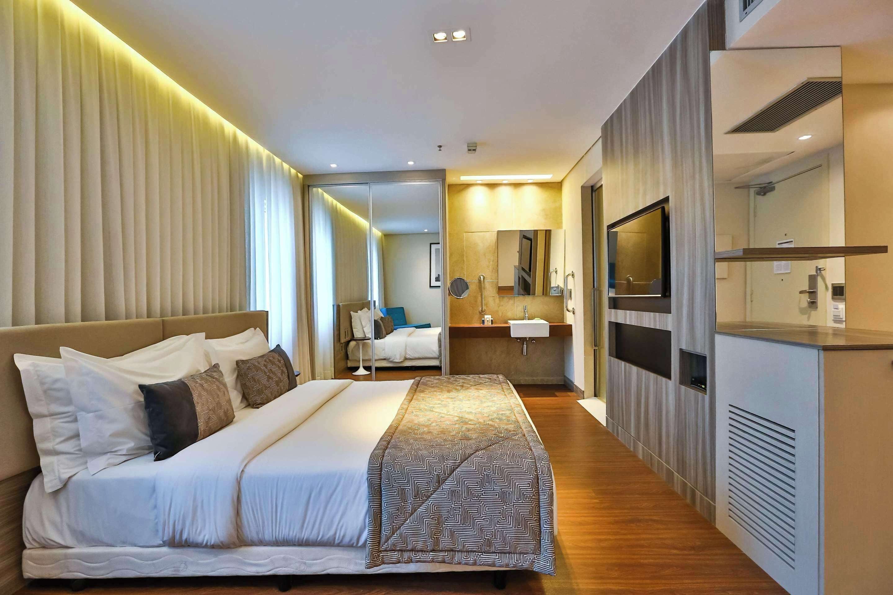 迷你吧、客房内保险箱、办公桌、遮光窗帘