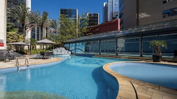 Piscine couverte, piscine extérieure, chaises longues