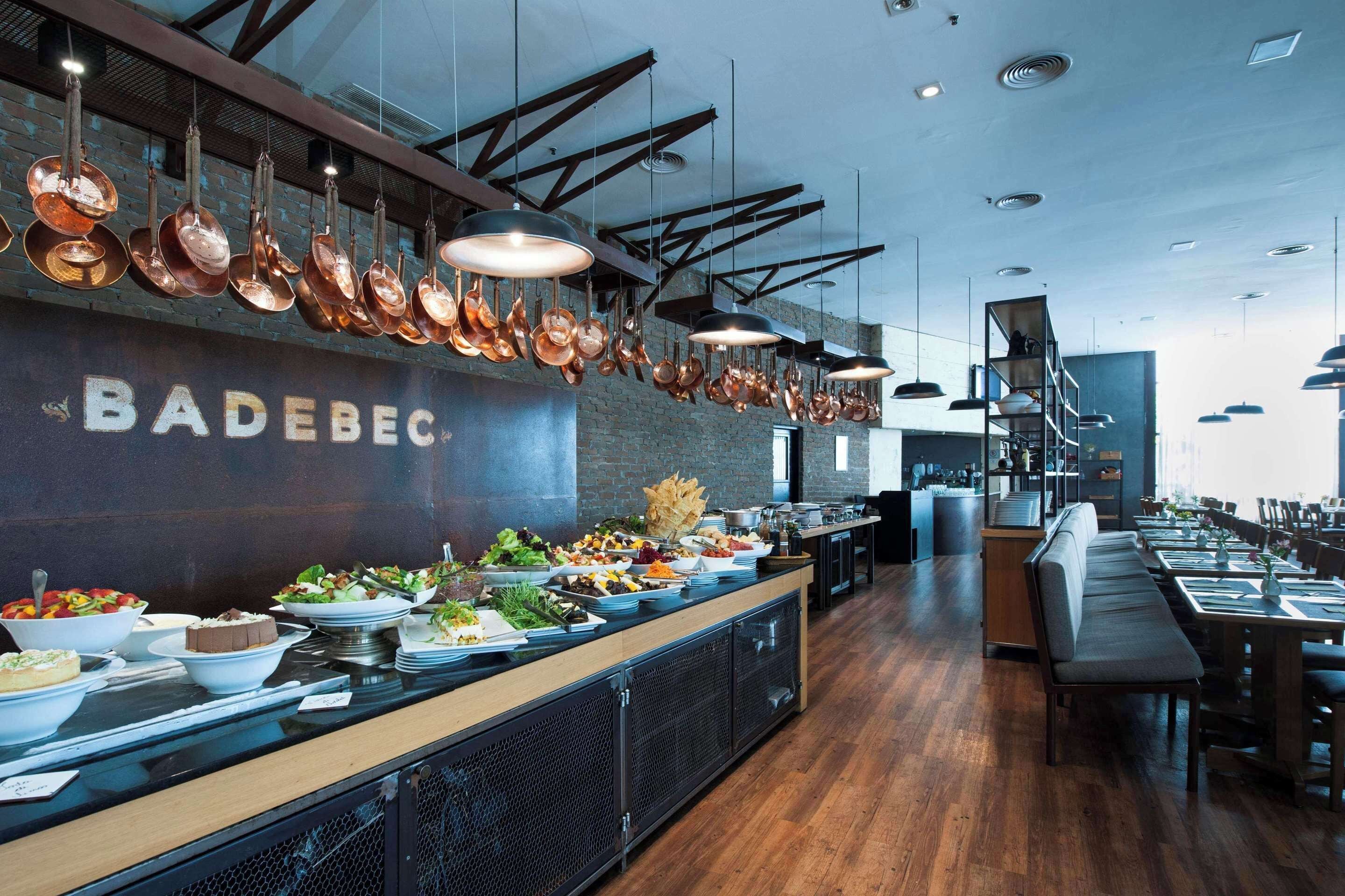 供应早餐、午餐和晚餐