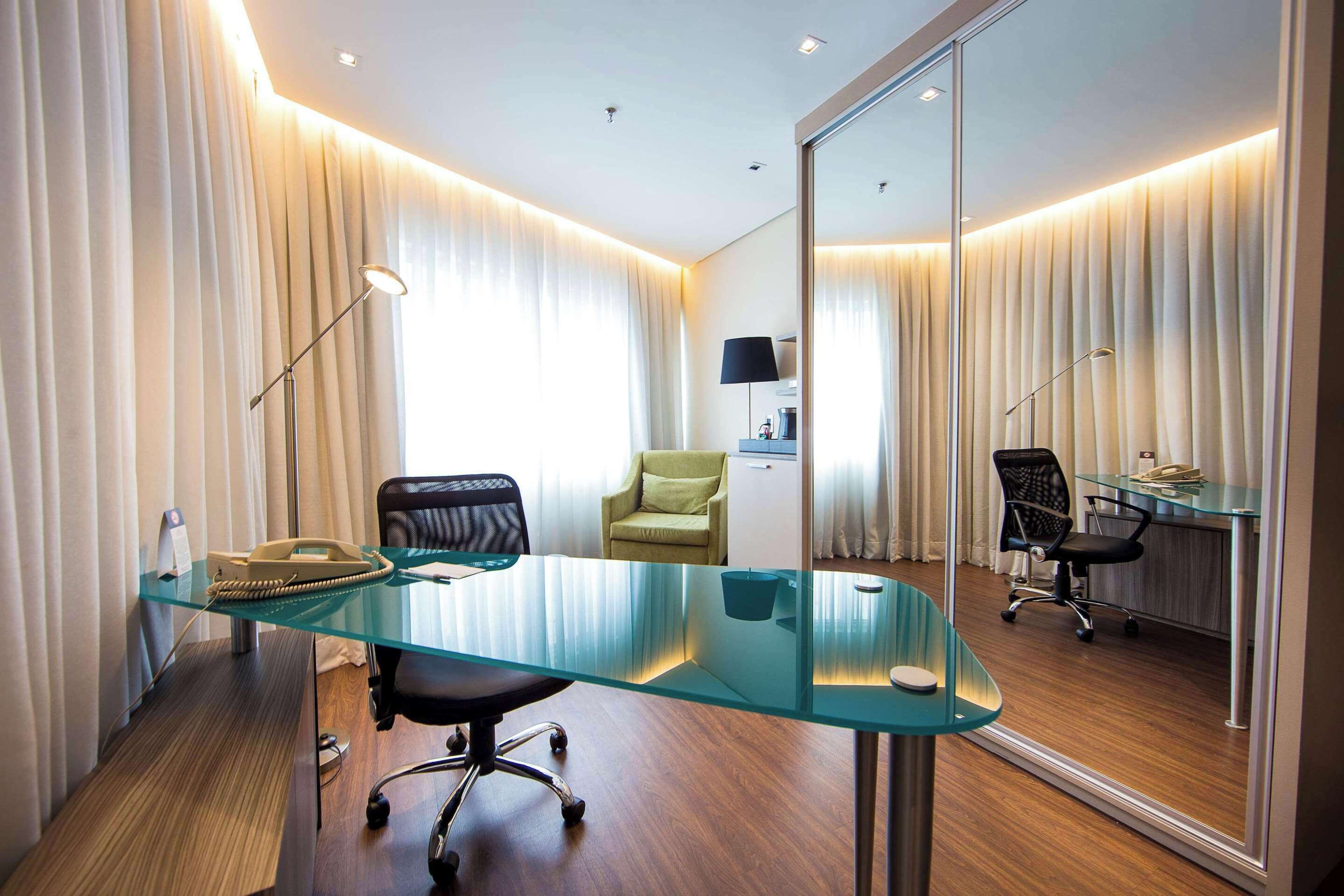 Suite Superior King | Minibar, brankas, meja kerja, dan tirai kedap cahaya