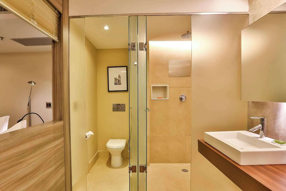 Quarto Luxo King | Een minibar, een kluis op de kamer, een bureau, verduisterende gordijnen