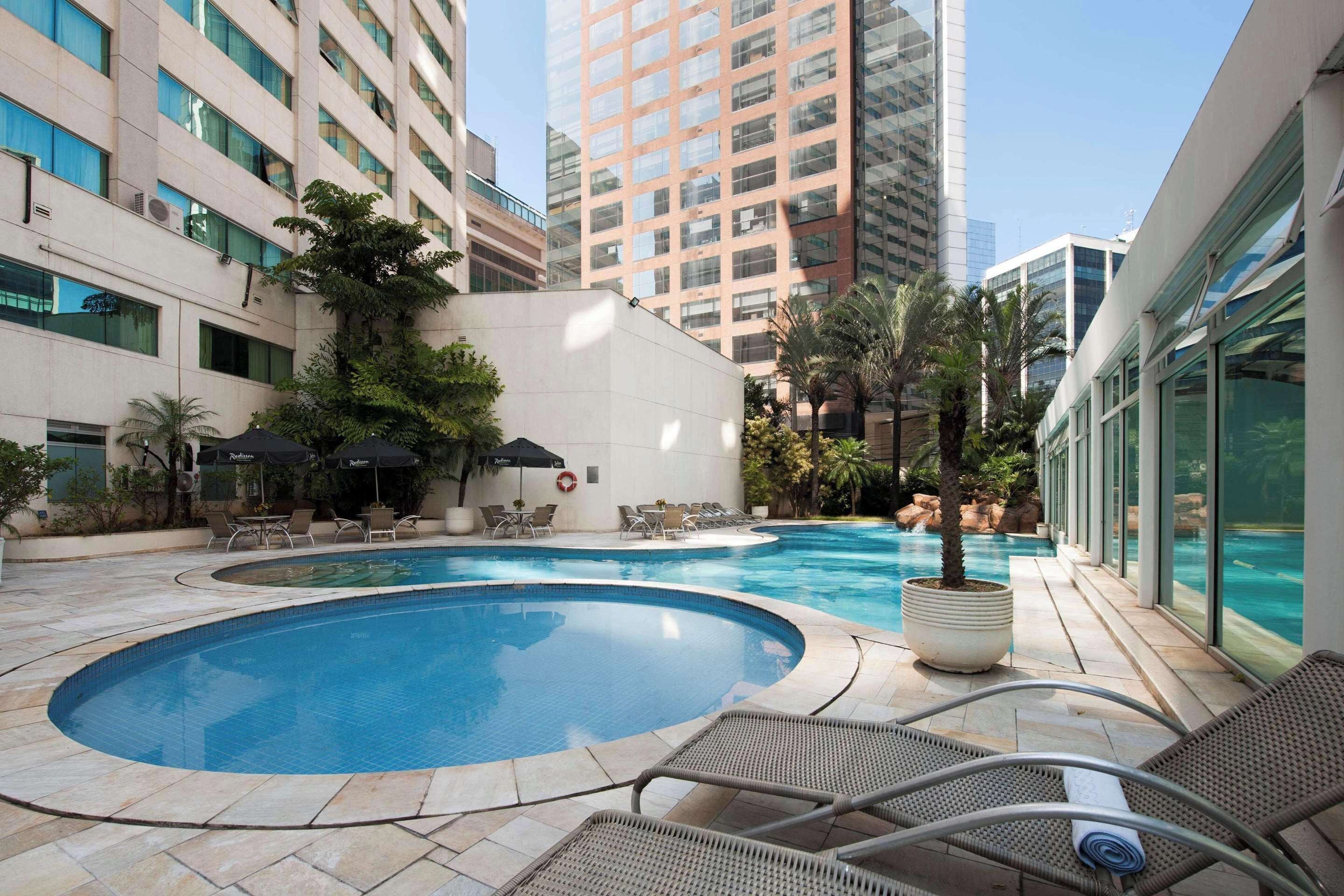 Una piscina cubierta, una piscina al aire libre, tumbonas