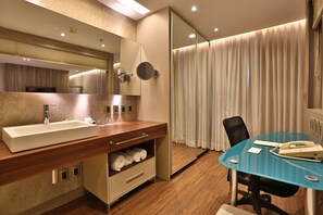 Quarto Superior Double | Badkamervoorzieningen | Een douche, gratis toiletartikelen, een haardroger, handdoeken