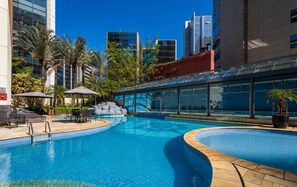 Una piscina techada, una piscina al aire libre