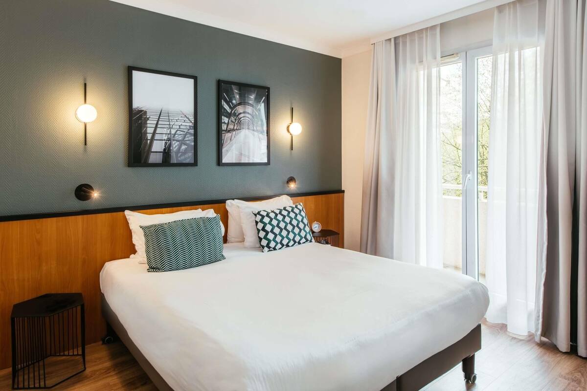 Pengeskab på værelset, skrivebord, gratis baby-/barnesenge, gratis Wi-Fi