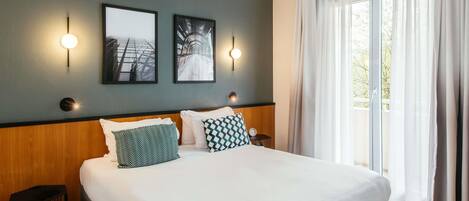 Värdeförvaringsskåp på rummet, skrivbord och gratis barnsängar