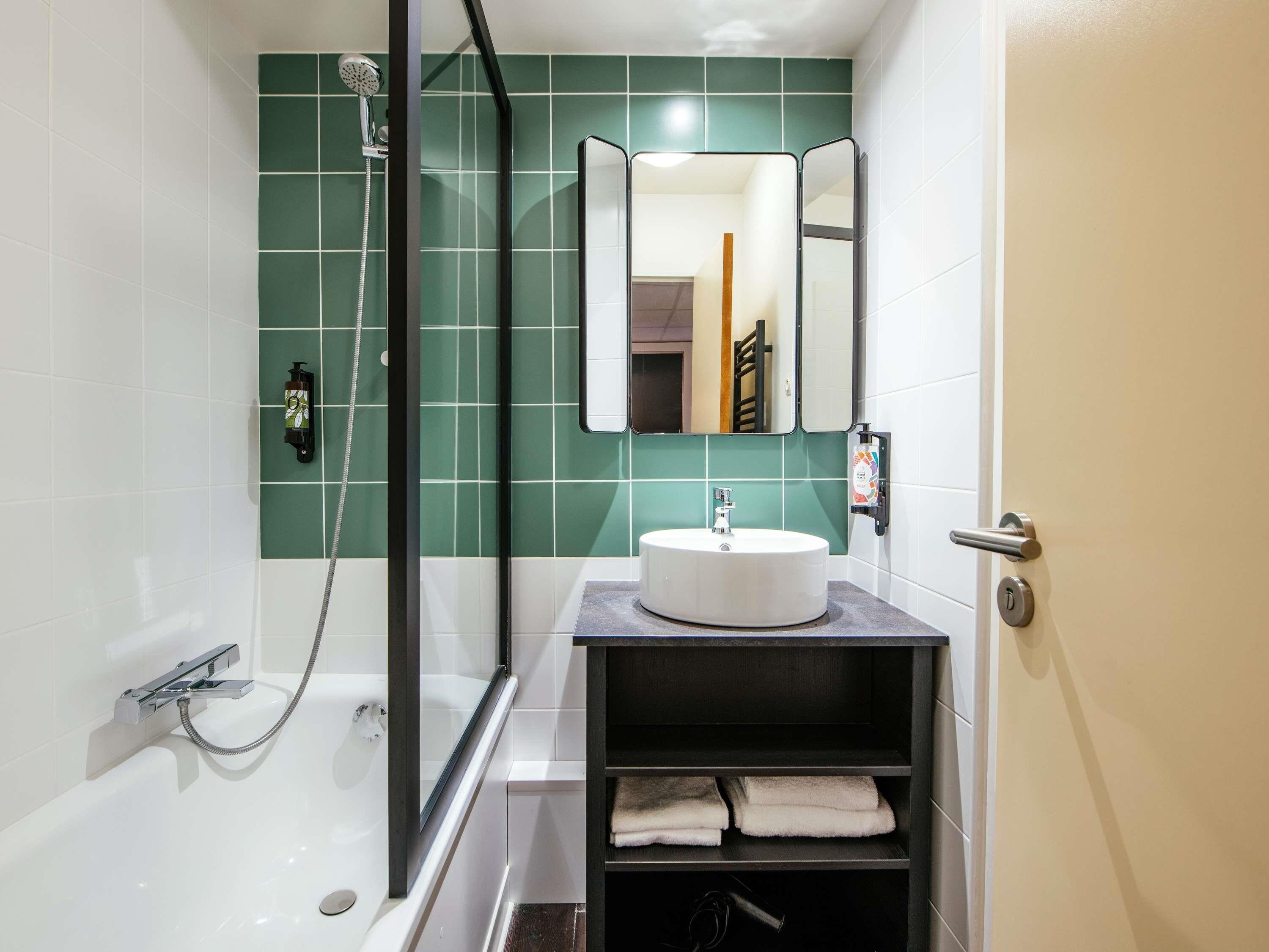 Ensemble douche/baignoire, articles de toilette écologiques