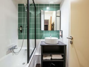 Combined shower/bathtub, eco-friendly toiletries, hair dryer, towels - Aparthotel Adagio la Defense le Parc (Courbevoie)