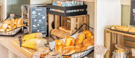 朝食 (ビュッフェ)、毎日提供 (1 名様 19 EUR)