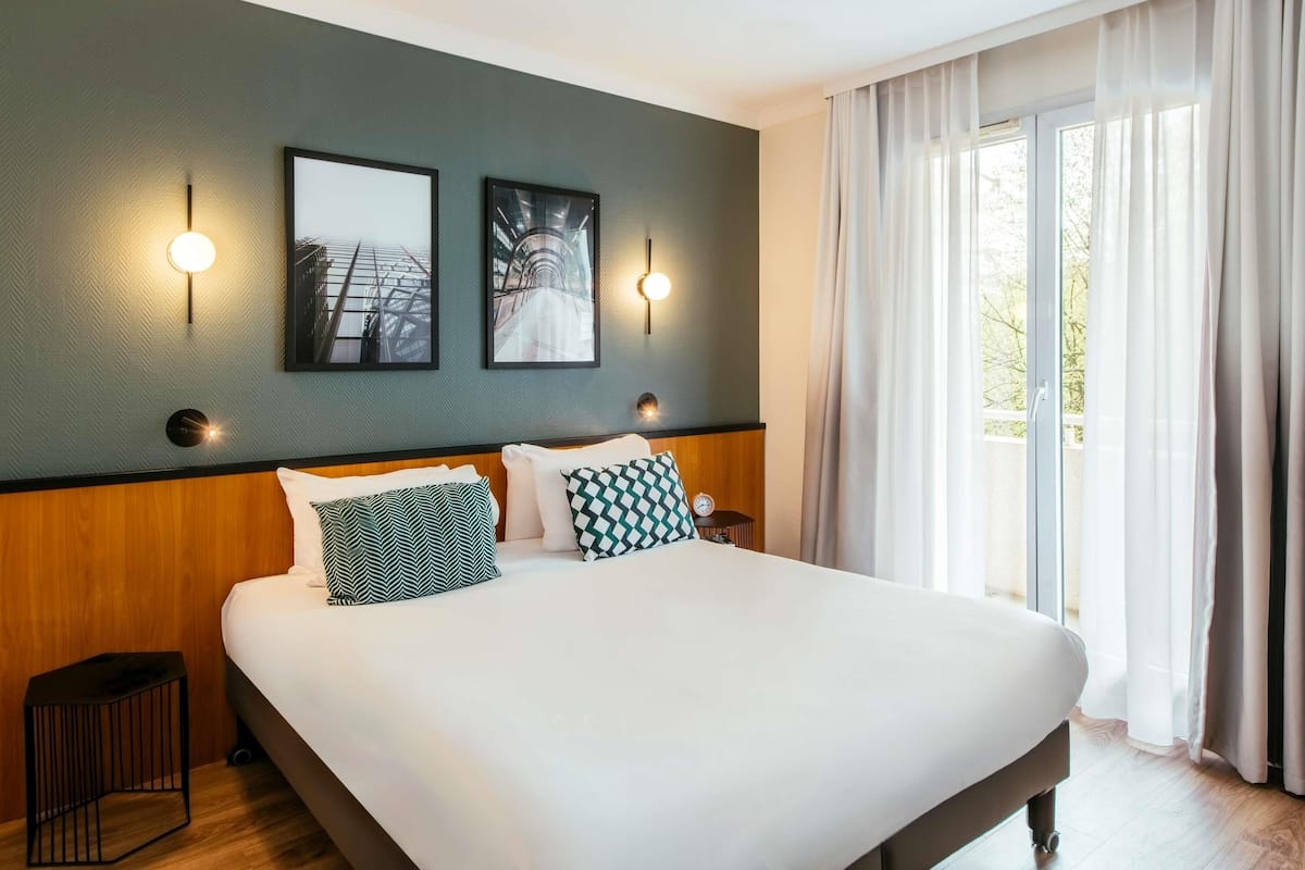 In-room safe, desk, free cribs/infant beds, free WiFi