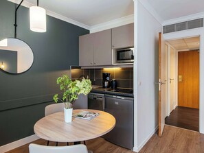 Kühlschrank, Mikrowelle, Herdplatte, Geschirrspüler