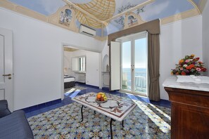 套房, 露台, 海景 | 高档床上用品、迷你吧、客房内保险箱、特色装修