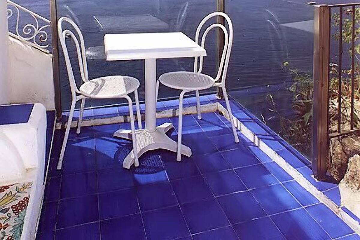 Superior Double Room, Sea View | Peralatan tempat tidur premium, bar mini, peti besi dalam bilik, meja 