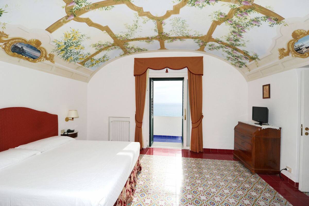 Junior Suite, Sea View | Peralatan tempat tidur premium, bar mini, peti besi dalam bilik, meja 
