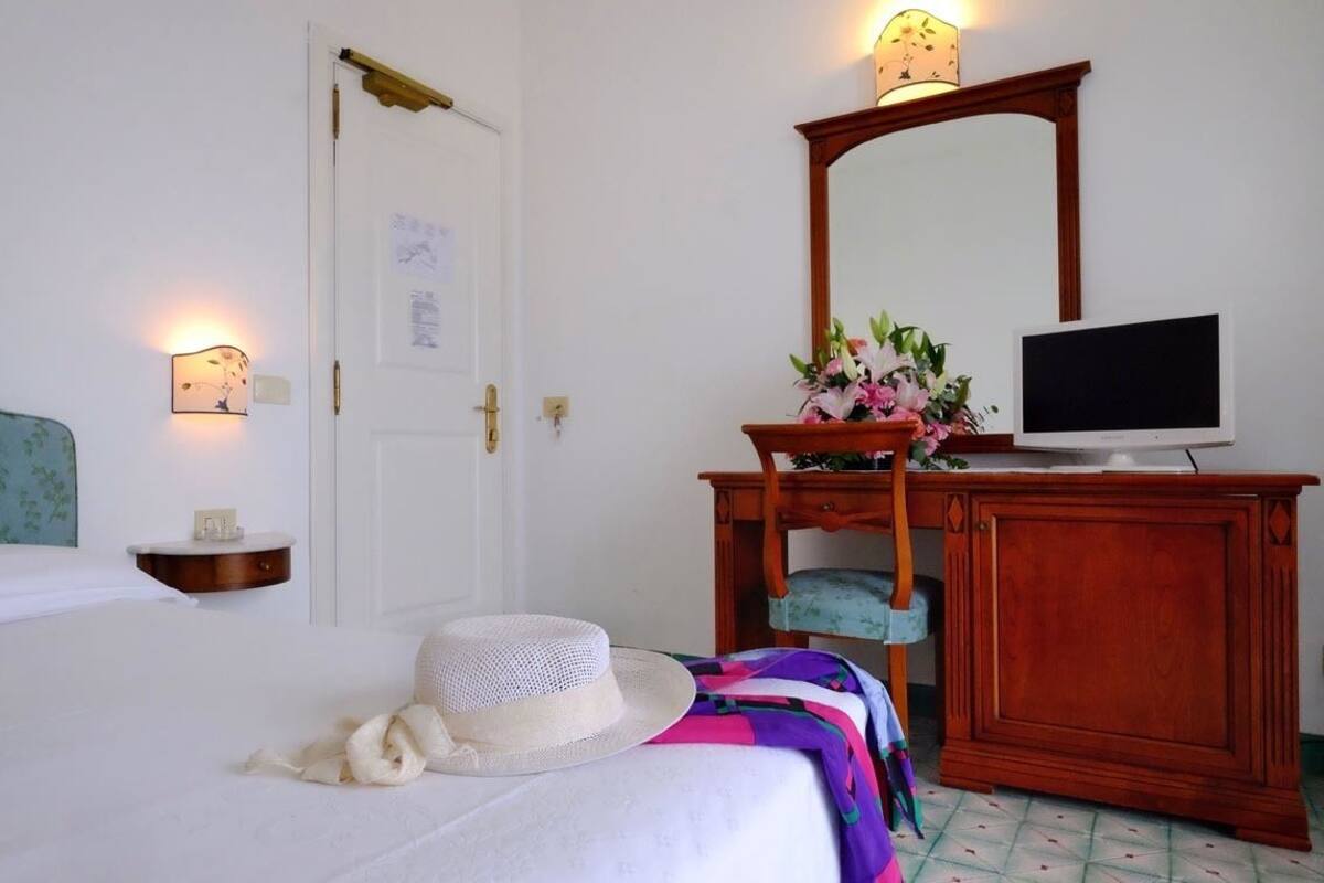 Peralatan tempat tidur premium, bar mini, peti besi dalam bilik, meja 