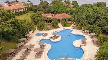 2 piscines extérieures