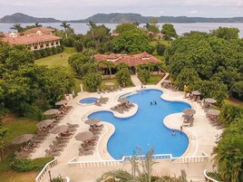2 piscinas al aire libre