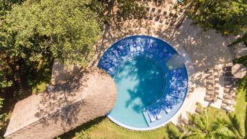 2 outdoor pools