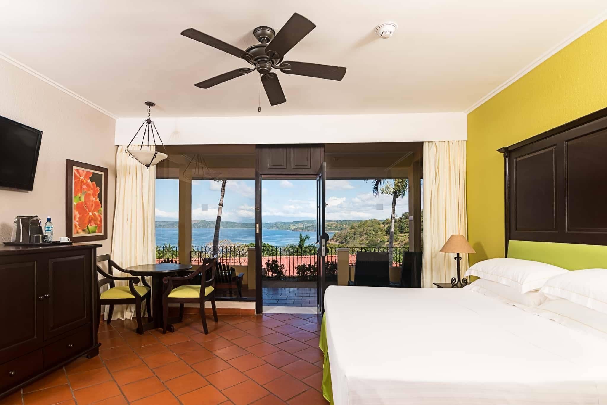 Mini-bar avec articles gratuits, coffres-forts dans les chambres, bureau