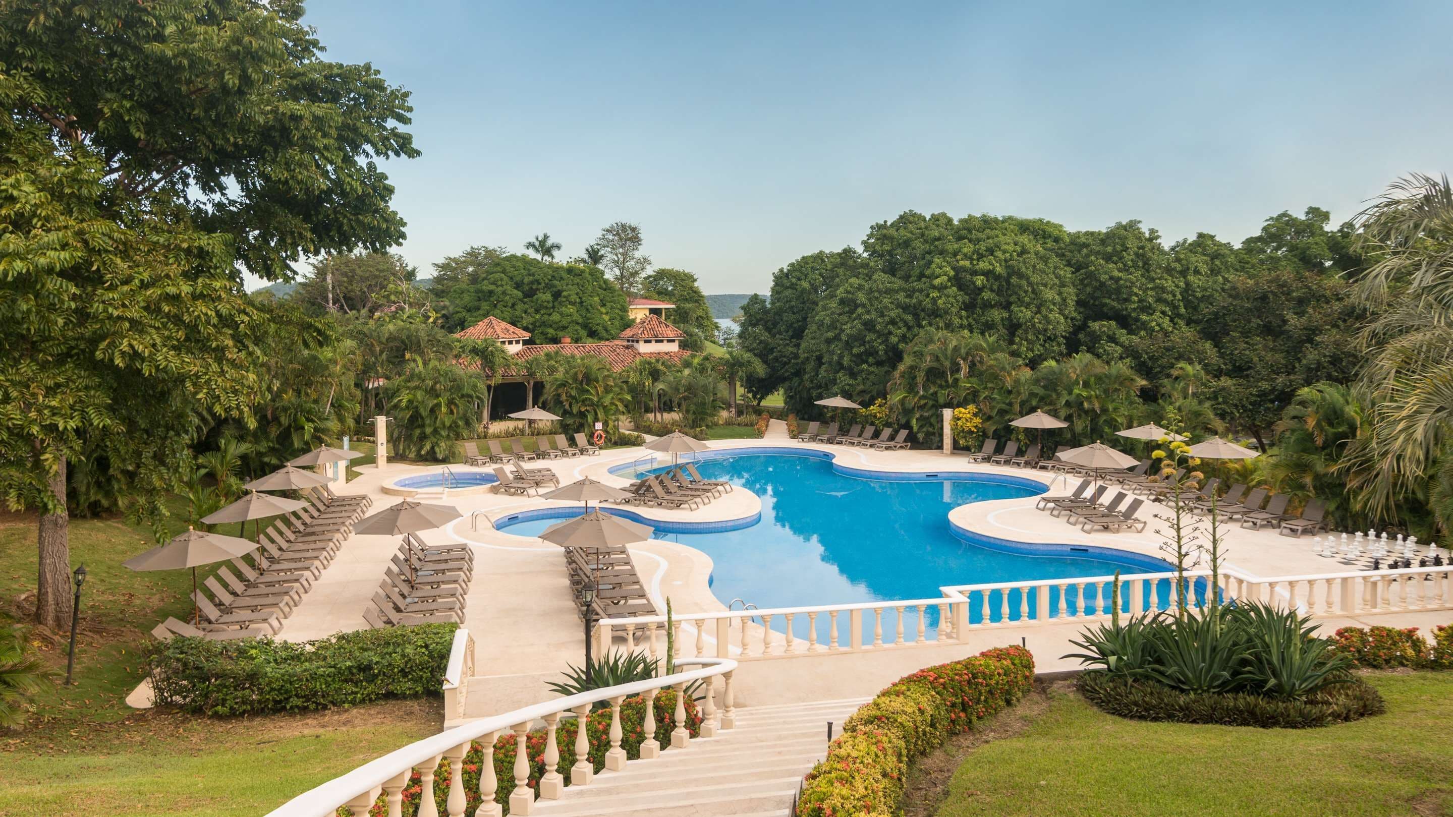 2 piscines extérieures