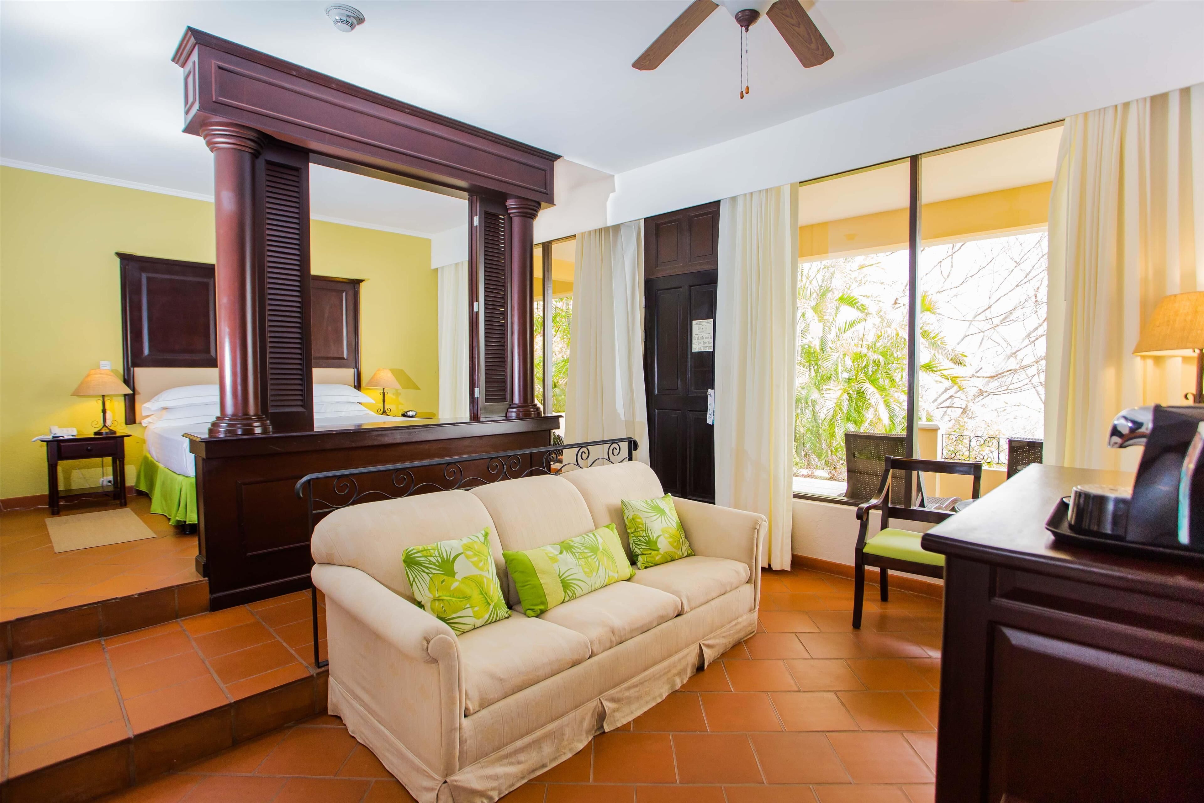 Minibar (mit einigen kostenlosen Artikeln), Zimmersafe, Schreibtisch