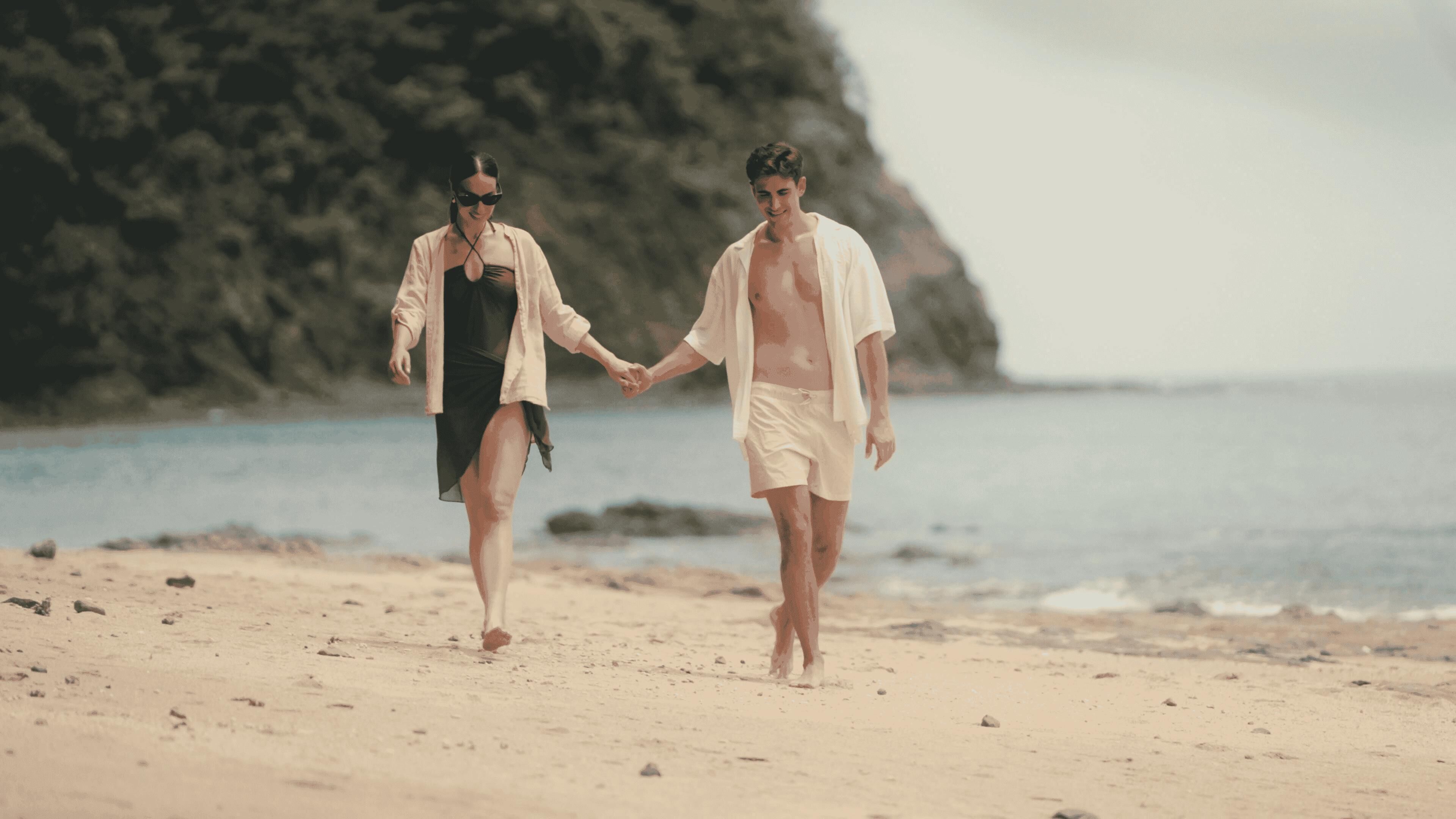 På stranden, solsenger og strandhåndklær