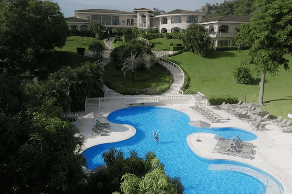 2 piscines extérieures