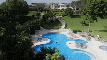 2 piscinas al aire libre