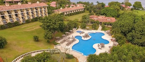 2 outdoor pools