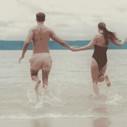 Sulla spiaggia, lettini da mare, teli da spiaggia