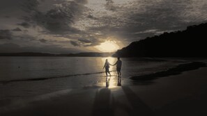 在海滩、沙滩椅、沙滩毛巾