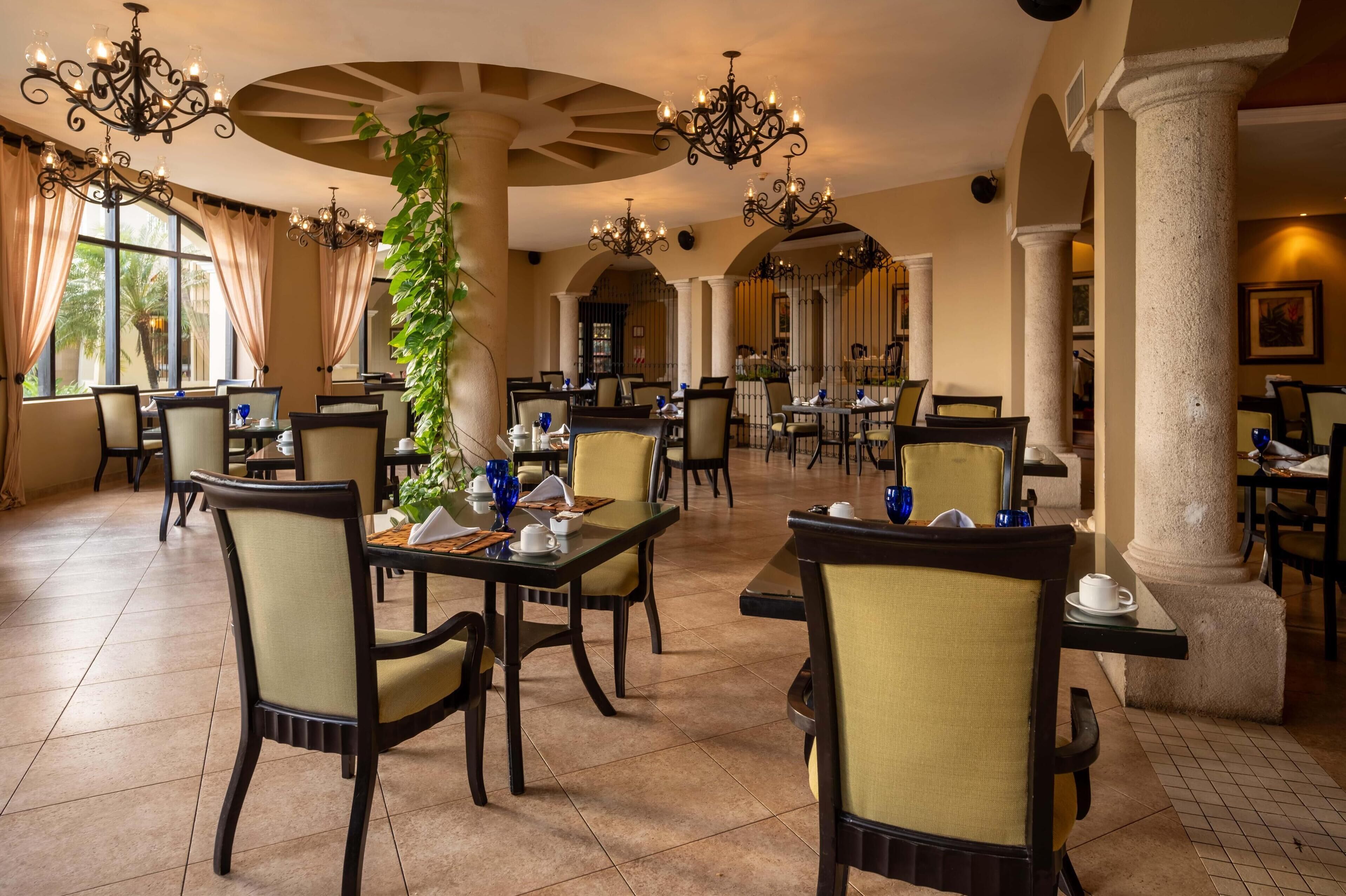 4 Restaurants; Frühstück und Mittagessen werden serviert