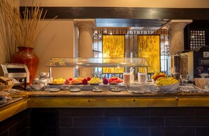 4 restaurantes, se sirve desayuno 