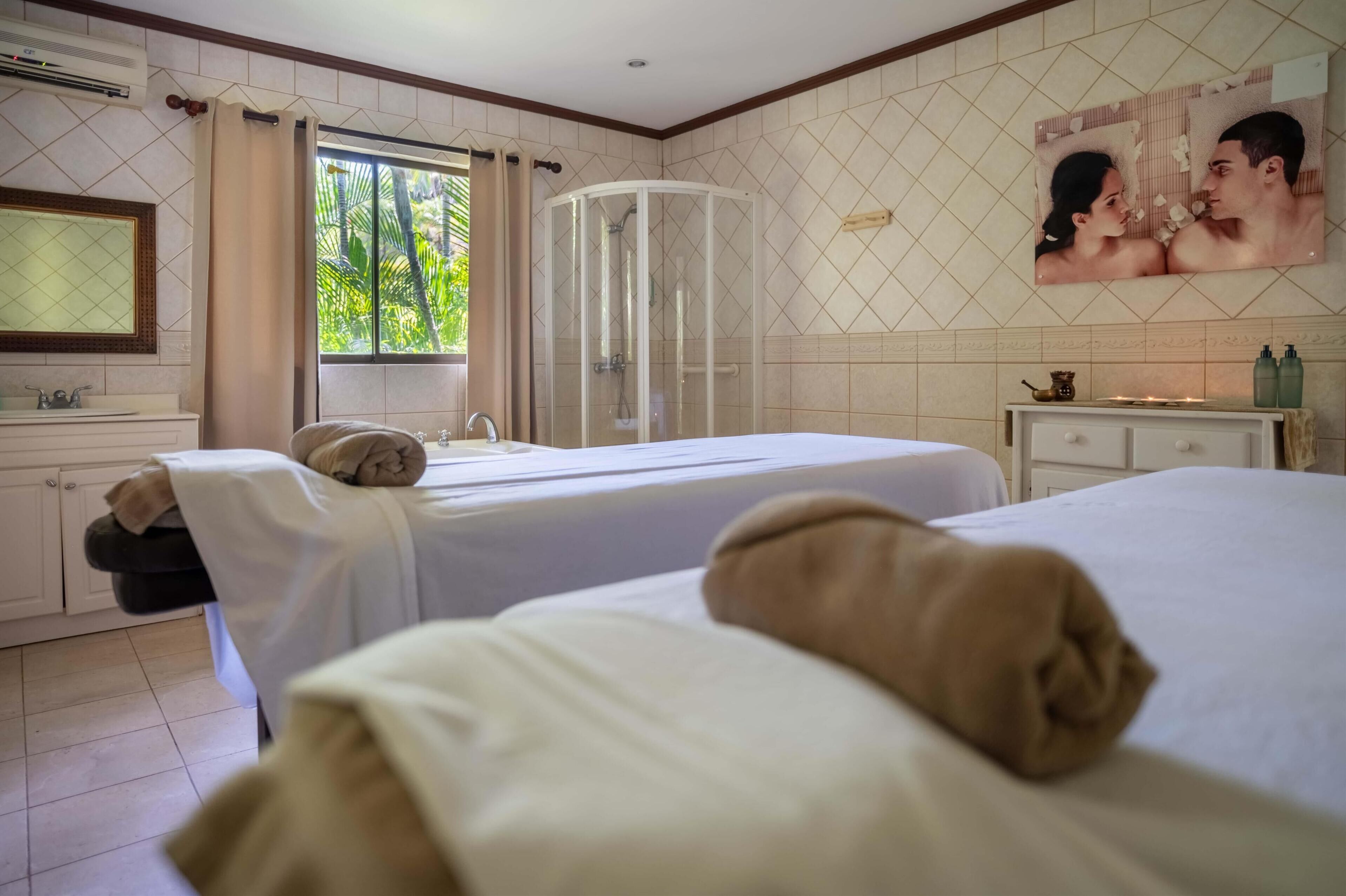 Soins d'aromathérapie, massages des tissus profonds, soins du visage