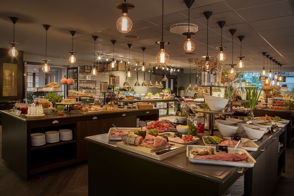 Daily buffet breakfast (NOK 225 per person)