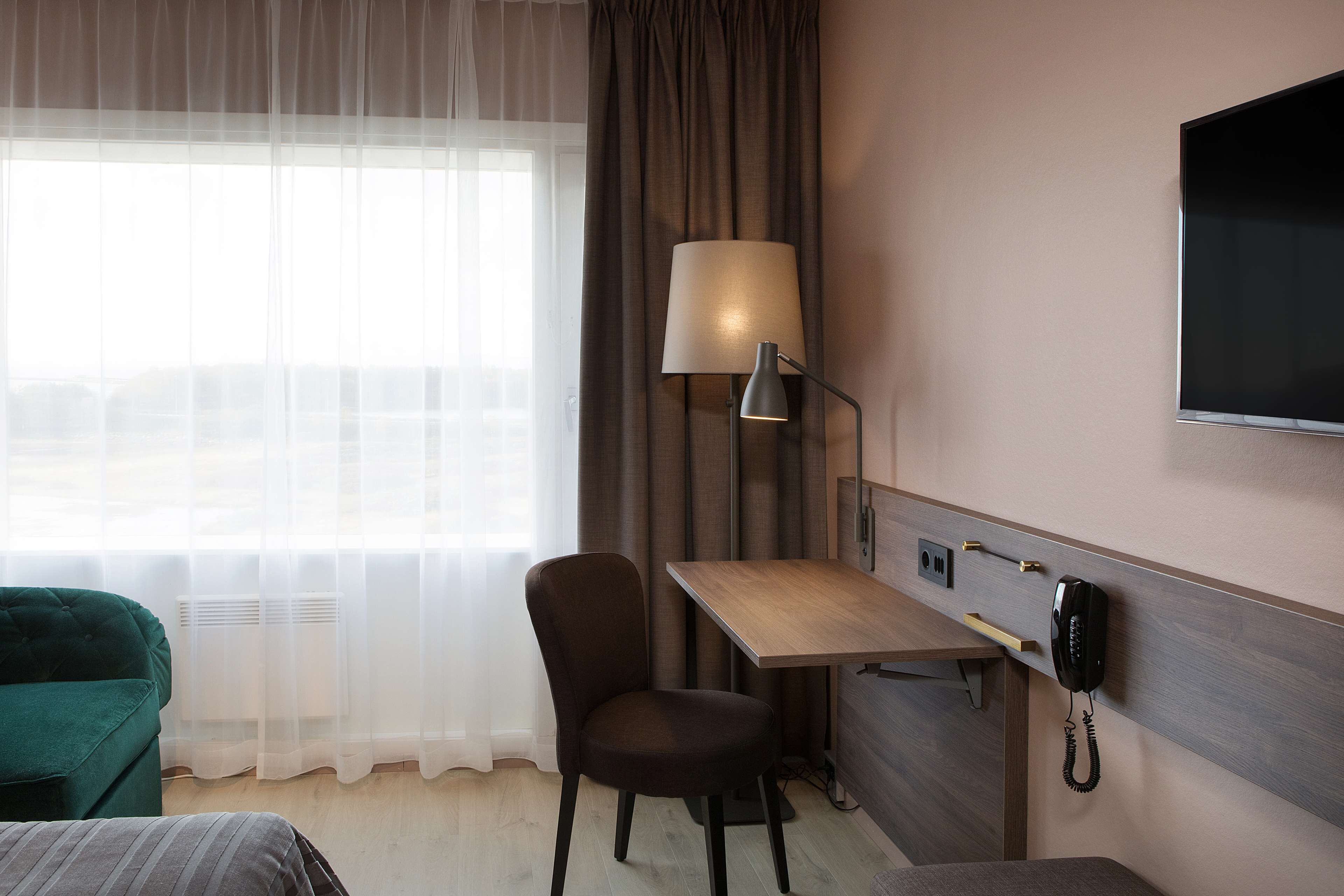 standard twin room | desk, soundproofing, free wifi, bed sheets