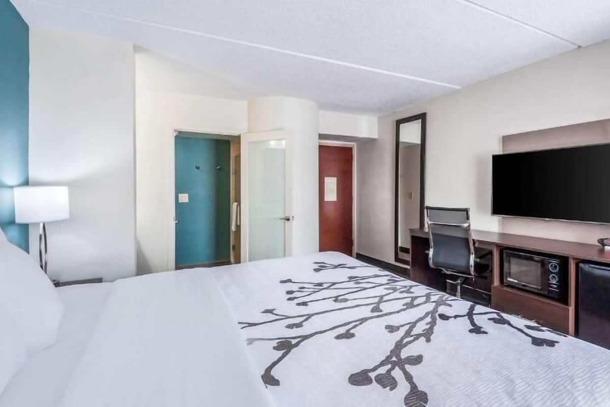 In-room safe, desk, laptop workspace, blackout drapes